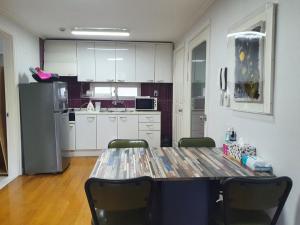 Rakidang Stay 樂異堂 한옥마을이 창가에 담기는 집