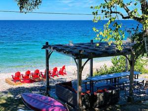 Cobblestone Waterfront cottage 4 Bedrooms, 2 Bathrooms, Sauna at Lion Head