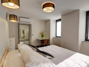 Maisons de vacances Gite lumineux avec jardin, jacuzzi, et equipements modernes, ideal pour sejours en famille ou entre amis - FR-1-496-234 : photos des chambres