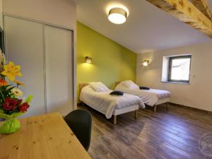 Maisons de vacances Gite lumineux avec jardin, jacuzzi, et equipements modernes, ideal pour sejours en famille ou entre amis - FR-1-496-234 : photos des chambres