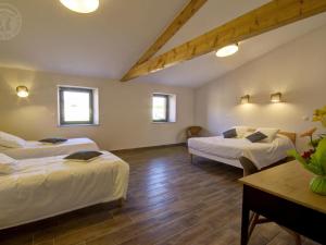 Maisons de vacances Gite lumineux avec jardin, jacuzzi, et equipements modernes, ideal pour sejours en famille ou entre amis - FR-1-496-234 : photos des chambres