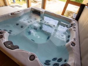 Maisons de vacances Maison Perigourdine avec Jacuzzi, Cheminee et Jardin pres de Monpazier - FR-1-616-180 : photos des chambres