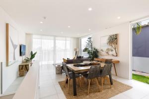 Stylish Pad, Ocean Views, Walk to Hastings Street