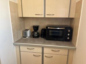 2 Pièces avec Balcon et Terrasse - Plage à 50m - Clim, WiFi, Parking - FR-1-466A-17