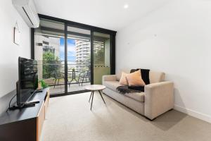 Urban Retreat Modern Elegance in Docklands