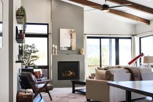 Cozy Modern Mountain Getaway With Stunning Views