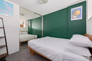 Chic Inner-City 1 Bedroom with Private Balcony