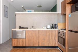 Chic Inner-City 1 Bedroom with Private Balcony