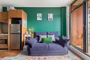 Chic Inner-City 1 Bedroom with Private Balcony