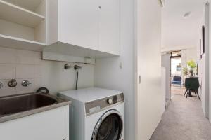 Chic Inner-City 1 Bedroom with Private Balcony