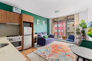 Chic Inner-City 1 Bedroom with Private Balcony