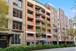 Chic Inner-City 1 Bedroom with Private Balcony
