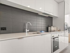 Sunny 2-Bed in Valley with Premium Amenities