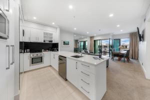 Sophisticated Spacious APT w Stunning Harbour View