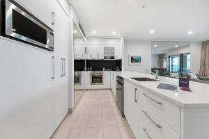 Sophisticated Spacious APT w Stunning Harbour View