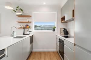 Modern Coastal 4 Bedroom house in paradise, walk to beach and rockpools, large yard