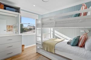 Modern Coastal 4 Bedroom house in paradise, walk to beach and rockpools, large yard