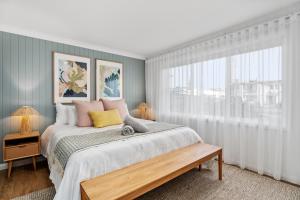 Modern Coastal 4 Bedroom house in paradise, walk to beach and rockpools, large yard