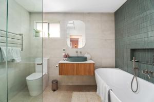 Modern Coastal 4 Bedroom house in paradise, walk to beach and rockpools, large yard