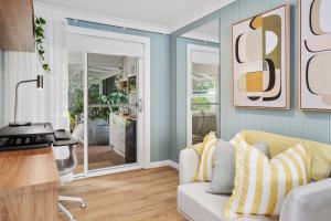 Modern Coastal 4 Bedroom house in paradise, walk to beach and rockpools, large yard