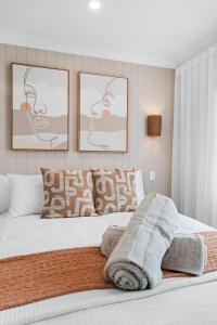 Modern Coastal 4 Bedroom house in paradise, walk to beach and rockpools, large yard