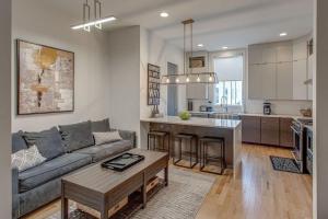 5 min Uber to downtown - 2 car gargage - Rooftop