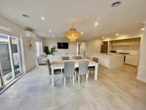 Spacious Holiday Home - 500m from the Beach!