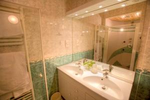 Hotels Logis Hotel Le Central : photos des chambres