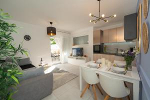 Pool and Breakfast Apartments Villa Maro