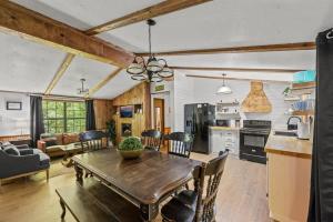 Outdoor Paradise on the Creek - Jacuzzi - Stocked