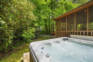 Outdoor Paradise on the Creek - Jacuzzi - Stocked
