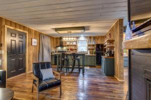 Secluded Creekside Cabins with Hot Tubs - Perfect