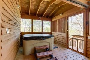 Cozy Bear Lodge - Hot Tub 15 min to Pigeon Forge