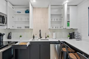 Biltmore 2BR Bungalow #2 - Workspace, Free Parking, Laundry, Patio!