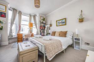 Tasteful Coastal Flat Pass The Keys