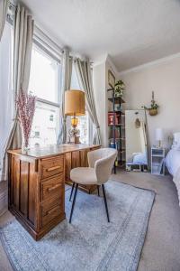 Tasteful Coastal Flat Pass The Keys