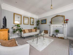 Tasteful Coastal Flat Pass The Keys