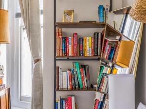 Tasteful Coastal Flat Pass The Keys