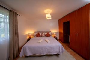 Arabella Ember - Fully Equipped Boho-Chic Apartment in Karen