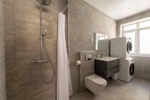 Newly Renovated 2BR with Balcony