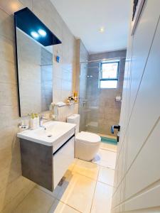 Cozy 1BR Getaway, Gym, Pool & City Convenience