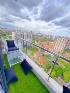 Cozy 1BR Getaway, Gym, Pool & City Convenience