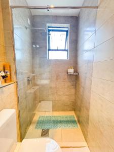 Cozy 1BR Getaway, Gym, Pool & City Convenience