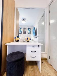 Cozy 1BR Getaway, Gym, Pool & City Convenience