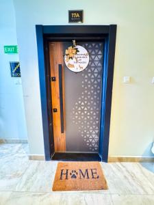 Cozy 1BR Getaway, Gym, Pool & City Convenience