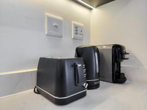 Newlands Peak Modern 1BR - Pool Gym Workspaces