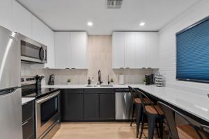 Biltmore 2BR Bungalow #4 - Workspace, Free Parking, Laundry, Patio!