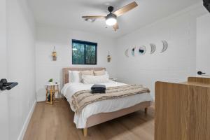 Biltmore 2BR Bungalow #4 - Workspace, Free Parking, Laundry, Patio!