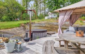 4 Bedroom Cozy Home In Flo