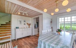 4 Bedroom Cozy Home In Flo